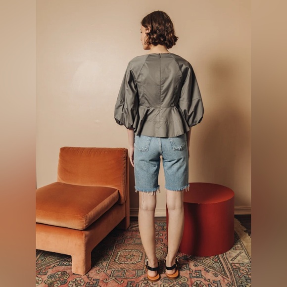 AGOLDE 90S Pinch Waist Shorts in Latitude - Picture 9 of 13